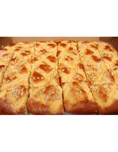 Coca de crema y piñones (L)