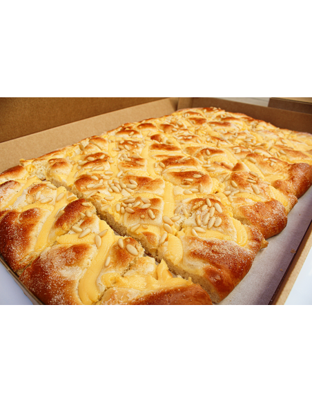 Coca de crema y piñones (L)