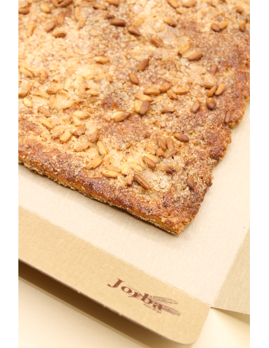 Coca de hojaldre de chicharrones