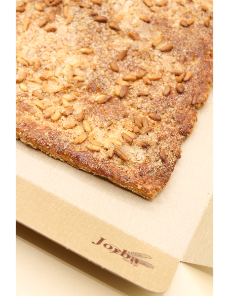 Coca de hojaldre de chicharrones