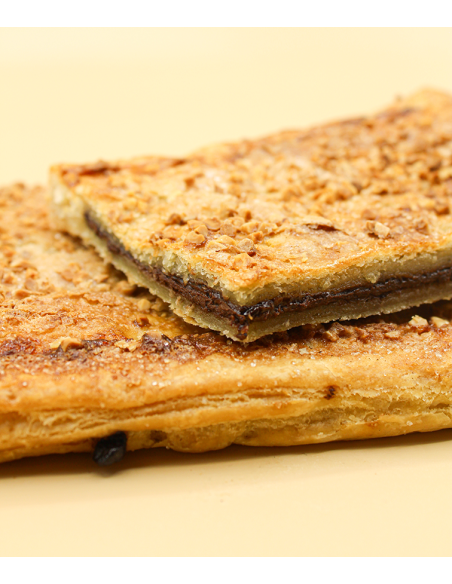 Coca de hojaldre rellena de chocolate