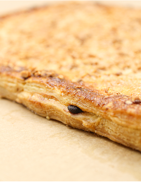 Coca de hojaldre rellena de chocolate