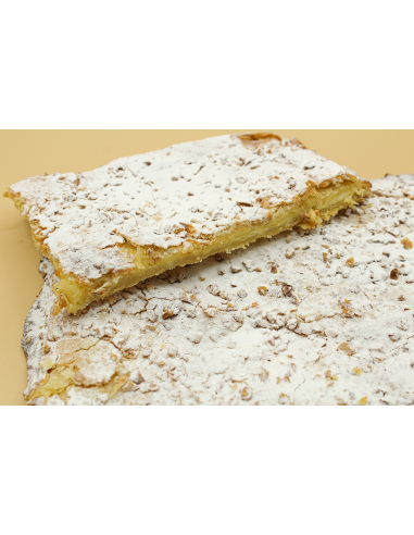 Coca de hojaldre rellena de crema