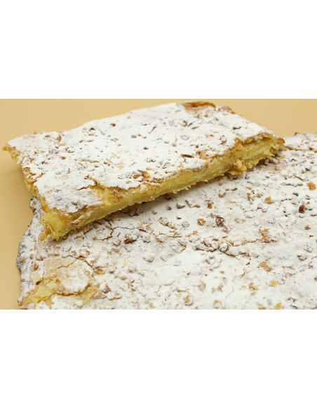 Coca de hojaldre rellena de crema