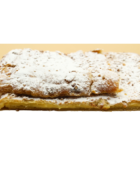 Coca de hojaldre rellena de crema
